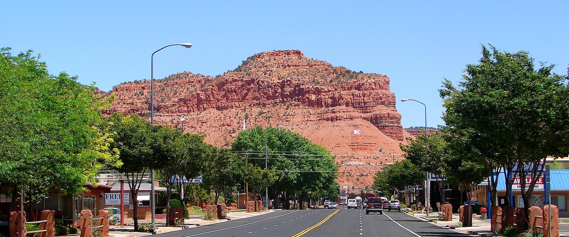 Kanab main street beneath red sandstone cliffs