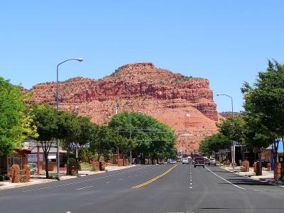 Kanab main street beneath red sandstone cliffs