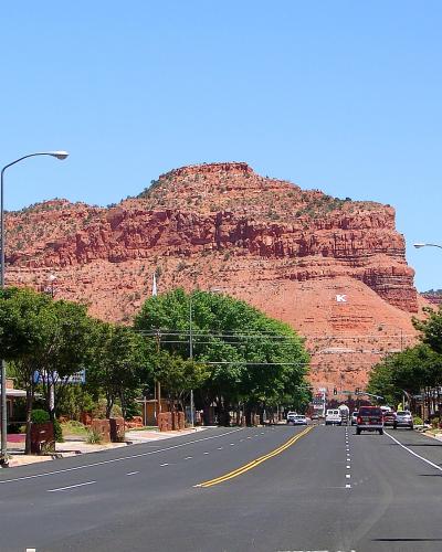 Kanab main street beneath red sandstone cliffs