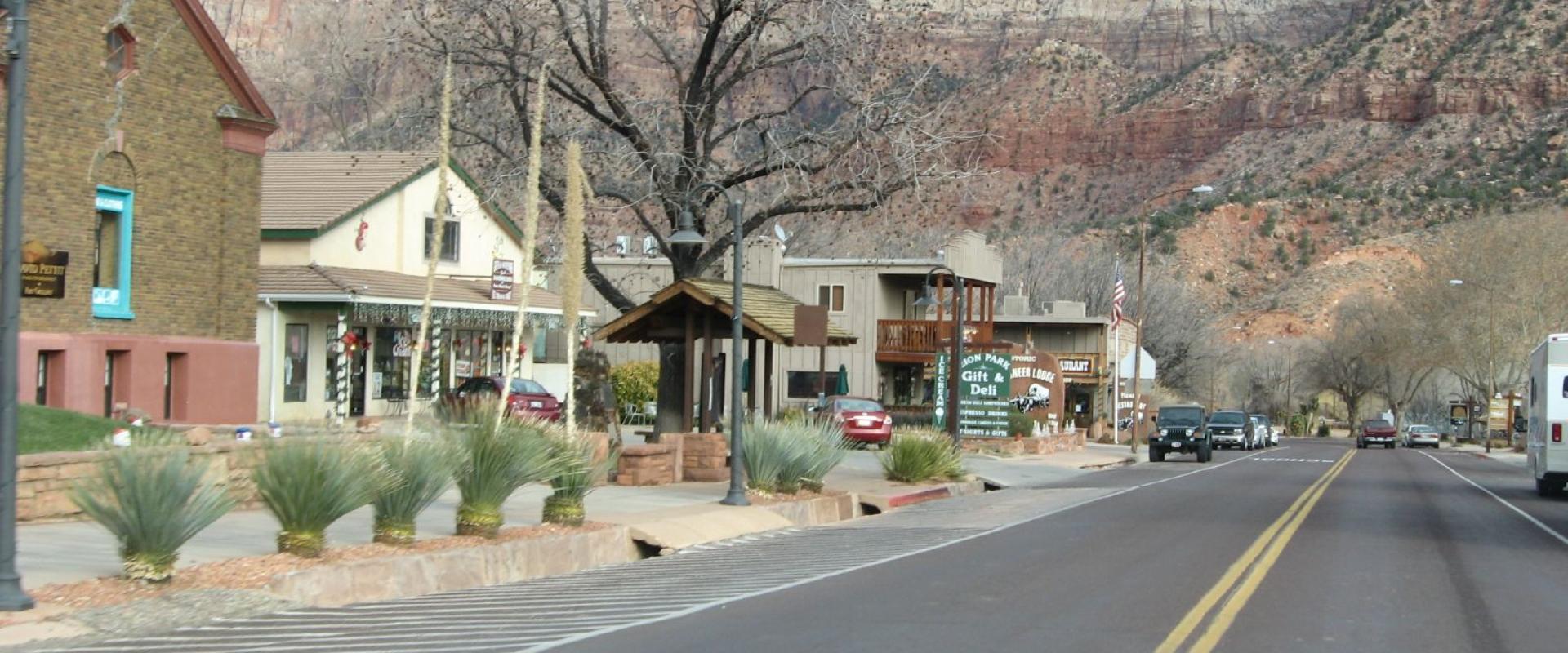 Springdale main street with Zion Canyon cliffs behind