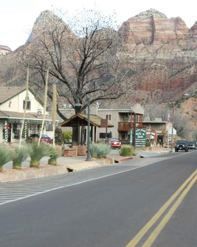 Springdale main street with Zion Canyon cliffs behind