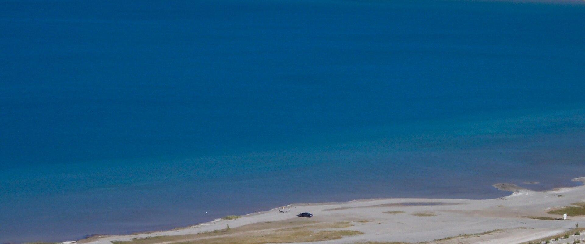 Turquoise water of Bear Lake at Rendezvous Beach